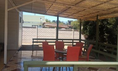 AMPLIA CASA ESQUINA DE UN PISO EN CONDOMINIO CERRADO , CENTRO DE ALGARROBO