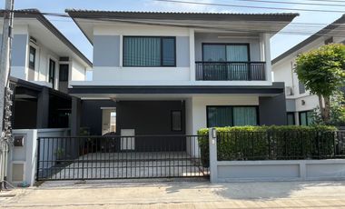 Elegant English-style house with quality society Britannia Bangna-Suvarnabhumi project Km.26 Luxury village, fully decorated Meet all lifestyles Locat