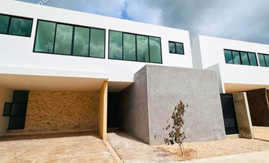 Casa en venta entrega inmediata de dos pisos y 4 recamaras con alberca privada