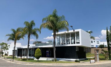 TERRENO EN CLUSTER CON ALBERCA PARQUE QUERÉTARO LOMAS DE ANGELÓPOLIS