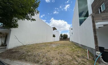 TERRENO EN CLUSTER CON ALBERCA PARQUE QUERÉTARO LOMAS DE ANGELÓPOLIS