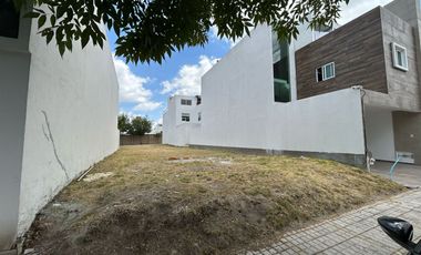 TERRENO EN CLUSTER CON ALBERCA PARQUE QUERÉTARO LOMAS DE ANGELÓPOLIS