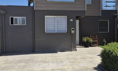 SE VENDE hermosa casa en condominio BUIN
