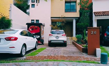 Se vende Casa en coto con alberca zona club de golf santa Anita y plaza Galerias