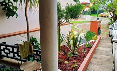 Se vende Casa en coto con alberca zona club de golf santa Anita y plaza Galerias