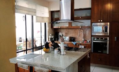 Se vende Casa en coto con alberca zona club de golf santa Anita y plaza Galerias
