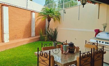 Se vende Casa en coto con alberca zona club de golf santa Anita y plaza Galerias