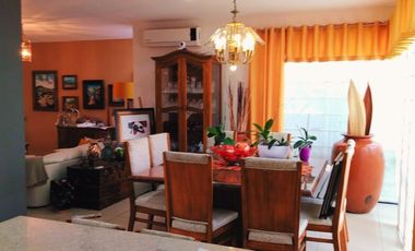 Se vende Casa en coto con alberca zona club de golf santa Anita y plaza Galerias