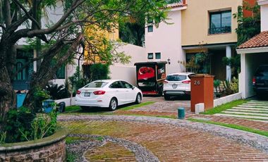 Se vende Casa en coto con alberca zona club de golf santa Anita y plaza Galerias
