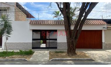 Venta De Casa A Precio De Terreno En Urb. Miraflores // ID: 1135443