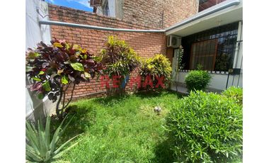 Venta De Casa A Precio De Terreno En Urb. Miraflores // ID: 1135443