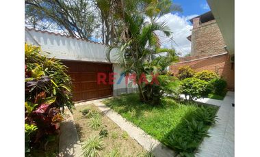 Venta De Casa A Precio De Terreno En Urb. Miraflores // ID: 1135443