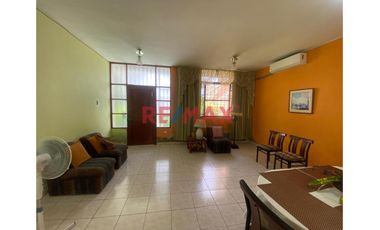 Venta De Casa A Precio De Terreno En Urb. Miraflores // ID: 1135443