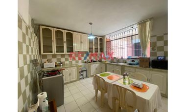 Venta De Casa A Precio De Terreno En Urb. Miraflores // ID: 1135443