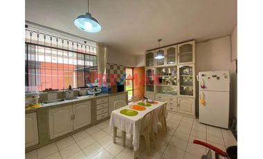 Venta De Casa A Precio De Terreno En Urb. Miraflores // ID: 1135443