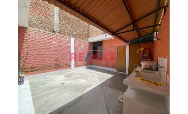 Venta De Casa A Precio De Terreno En Urb. Miraflores // ID: 1135443