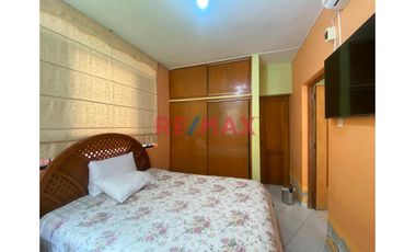 Venta De Casa A Precio De Terreno En Urb. Miraflores // ID: 1135443