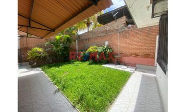 Venta De Casa A Precio De Terreno En Urb. Miraflores // ID: 1135443