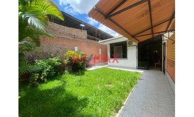 Venta De Casa A Precio De Terreno En Urb. Miraflores // ID: 1135443