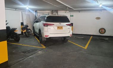 VENDON APARTAMENTO EN EL NORTE. CERCA A LA TORRE DE CALI, CON UN AREA 280M2