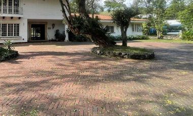 VENTA ✨ Majestuosa Casa Colonial en Arroyo Hondo, Yumbo – Refugio de Elegancia y Naturaleza ✨