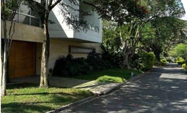 VENTA ✨ Majestuosa Casa Colonial en Arroyo Hondo, Yumbo – Refugio de Elegancia y Naturaleza ✨