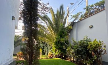 VENDO LINDA CASA EN ESQUINA - REMODELADA - LA AURORA CON TERRAZA Y JARDÍN