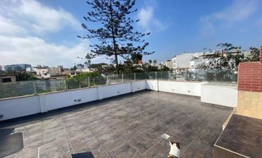 VENDO LINDA CASA EN ESQUINA - REMODELADA - LA AURORA CON TERRAZA Y JARDÍN