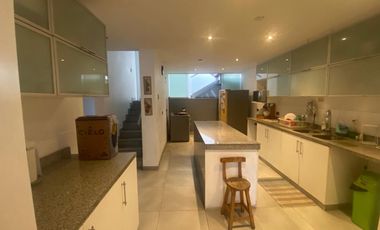 VENDO LINDA CASA EN ESQUINA - REMODELADA - LA AURORA CON TERRAZA Y JARDÍN