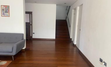 VENDO LINDA CASA EN ESQUINA - REMODELADA - LA AURORA CON TERRAZA Y JARDÍN
