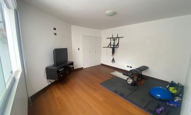 VENDO LINDA CASA EN ESQUINA - REMODELADA - LA AURORA CON TERRAZA Y JARDÍN