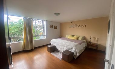 VENDO LINDA CASA EN ESQUINA - REMODELADA - LA AURORA CON TERRAZA Y JARDÍN