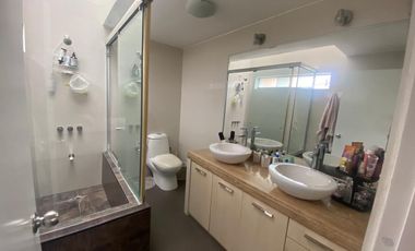 VENDO LINDA CASA EN ESQUINA - REMODELADA - LA AURORA CON TERRAZA Y JARDÍN