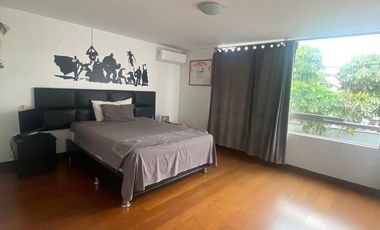 VENDO LINDA CASA EN ESQUINA - REMODELADA - LA AURORA CON TERRAZA Y JARDÍN