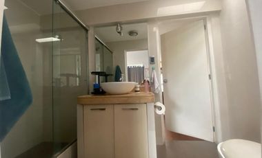 VENDO LINDA CASA EN ESQUINA - REMODELADA - LA AURORA CON TERRAZA Y JARDÍN