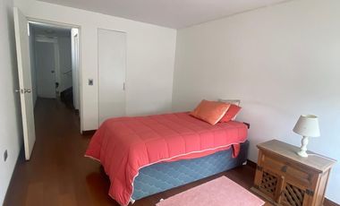 VENDO LINDA CASA EN ESQUINA - REMODELADA - LA AURORA CON TERRAZA Y JARDÍN