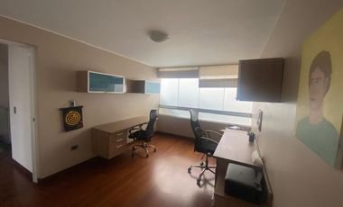 VENDO LINDA CASA EN ESQUINA - REMODELADA - LA AURORA CON TERRAZA Y JARDÍN