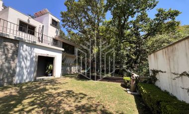 Hermosa residencia en venta con vista arbolada en hacienda de vallescondido.