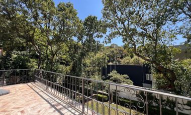 Hermosa residencia en venta con vista arbolada en hacienda de vallescondido.