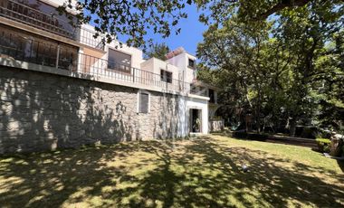 Hermosa residencia en venta con vista arbolada en hacienda de vallescondido.