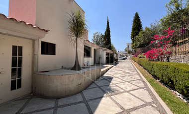 Hermosa residencia en venta con vista arbolada en hacienda de vallescondido.