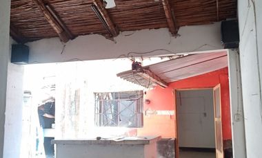 AMECA CASA CENTRICA EN VENTA  CON BUENA UBICACIÓN A 5 CUADRAS DE LA PLAZA PRINCIPAL