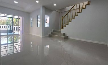บ้านเดี่ยว  ลำลูกกาคลองสอง  รถไฟฟ้าคูคต ถนนเสมาฟ้าคราม  ลำลูกกาคลองสอง หมู่บ้านเสนากรีนวิลล์ นัดชมได้ทุกวัน 085318----