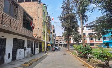 En Venta Casa de 5 pisos frente a parque en Independencia