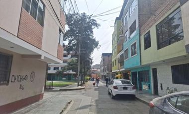 En Venta Casa de 5 pisos frente a parque en Independencia