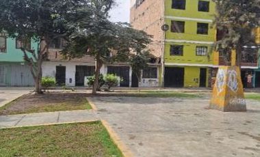 En Venta Casa de 5 pisos frente a parque en Independencia