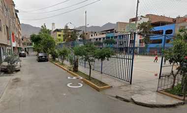 En Venta Casa de 5 pisos frente a parque en Independencia