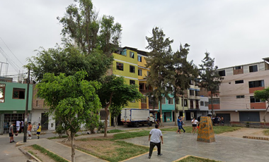 En Venta Casa de 5 pisos frente a parque en Independencia