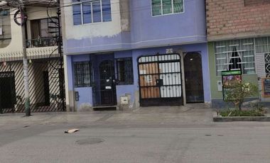 Se Vende casa de 2 pisos frente a parque en Los Olivos