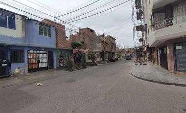 Se Vende casa de 2 pisos frente a parque en Los Olivos